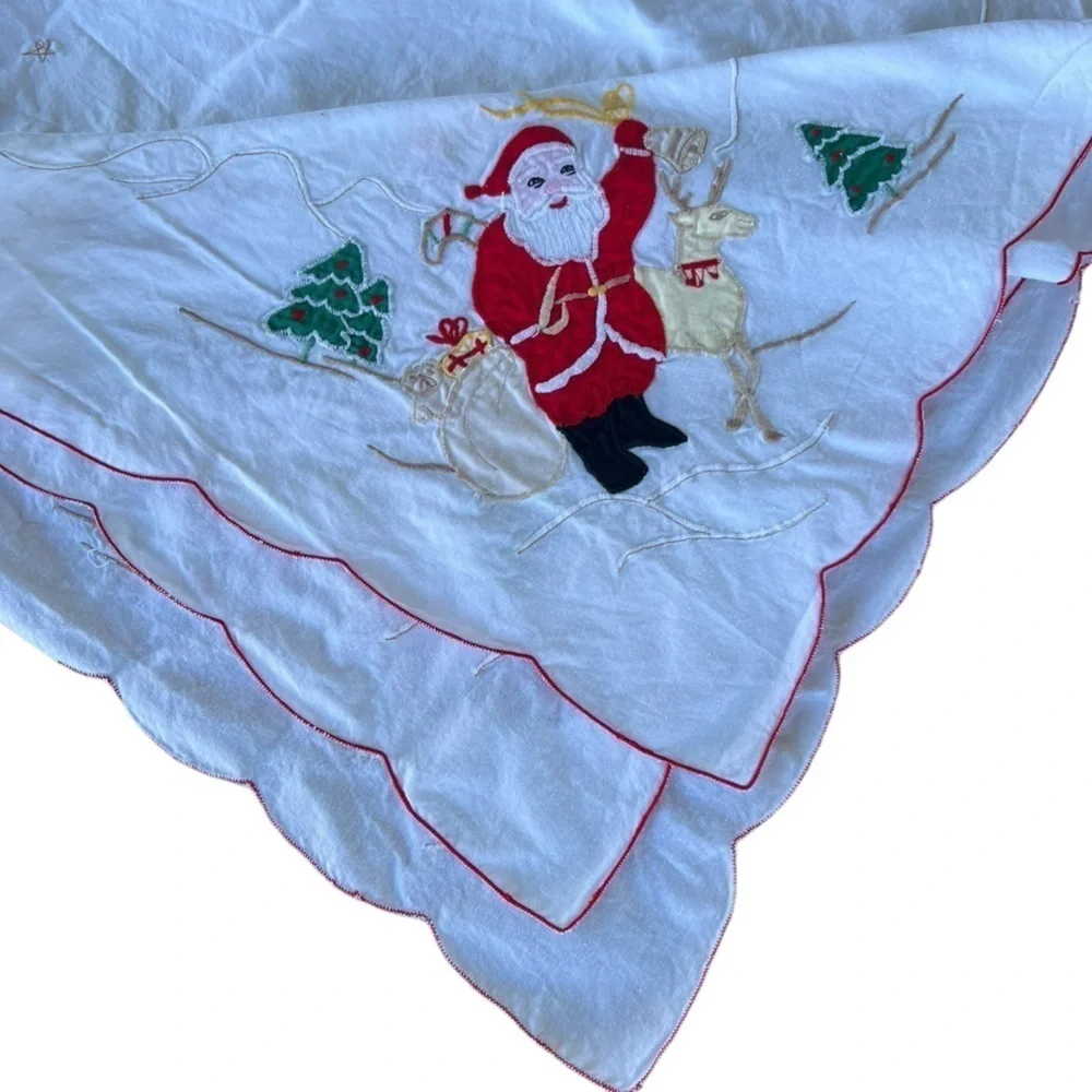 VTG Santa Reindeer Embroidered Tablecloth Scallop Edge Kitschy Retro Christmas